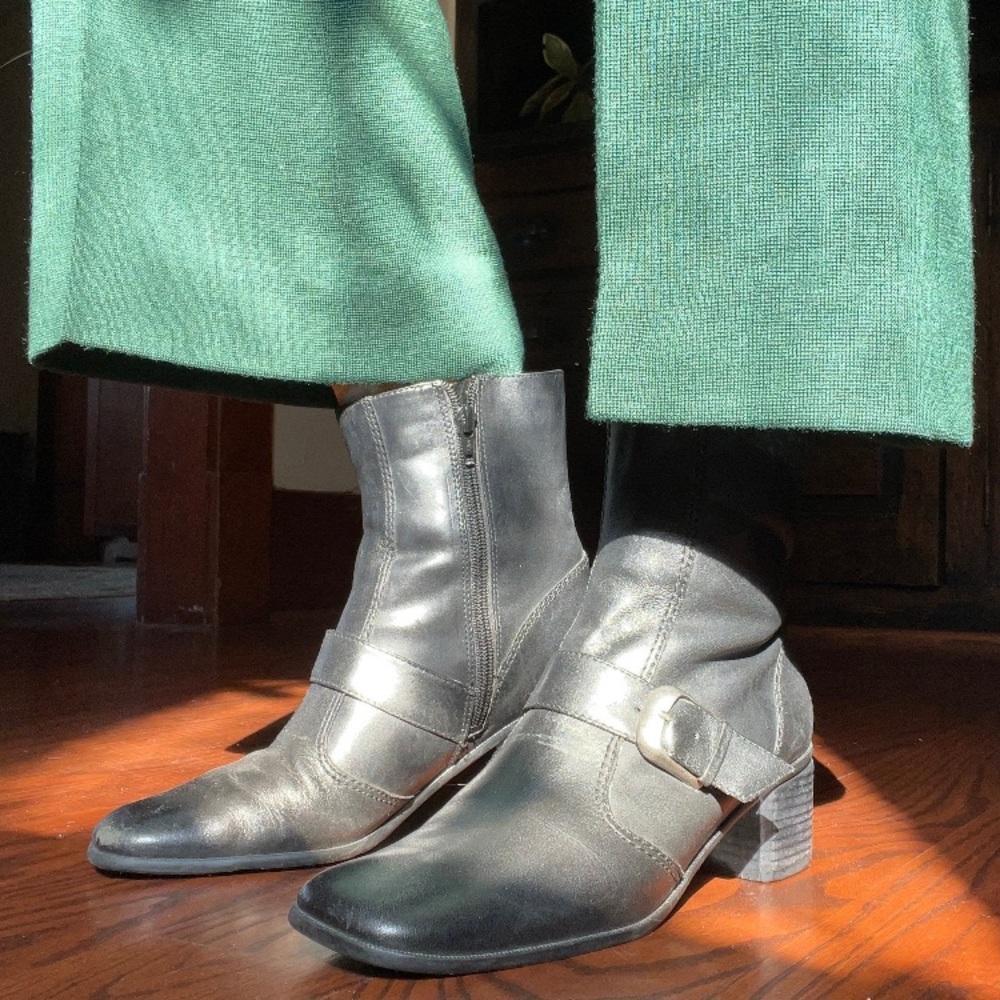 90s does 70s black leather Bandolino mod boots with buckle